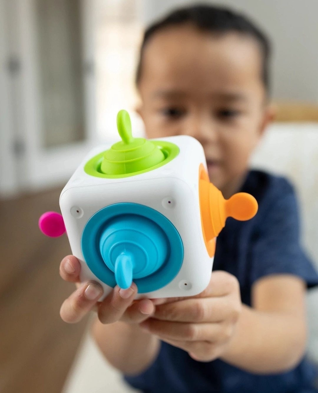Tugl Cube, Cubo sensorial y Fidget - Fat Brain Toys