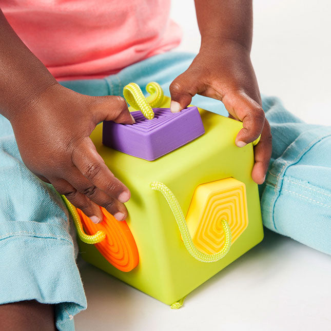 Oombeecube, Cubo de encaje bebé - Fat Brain Toys