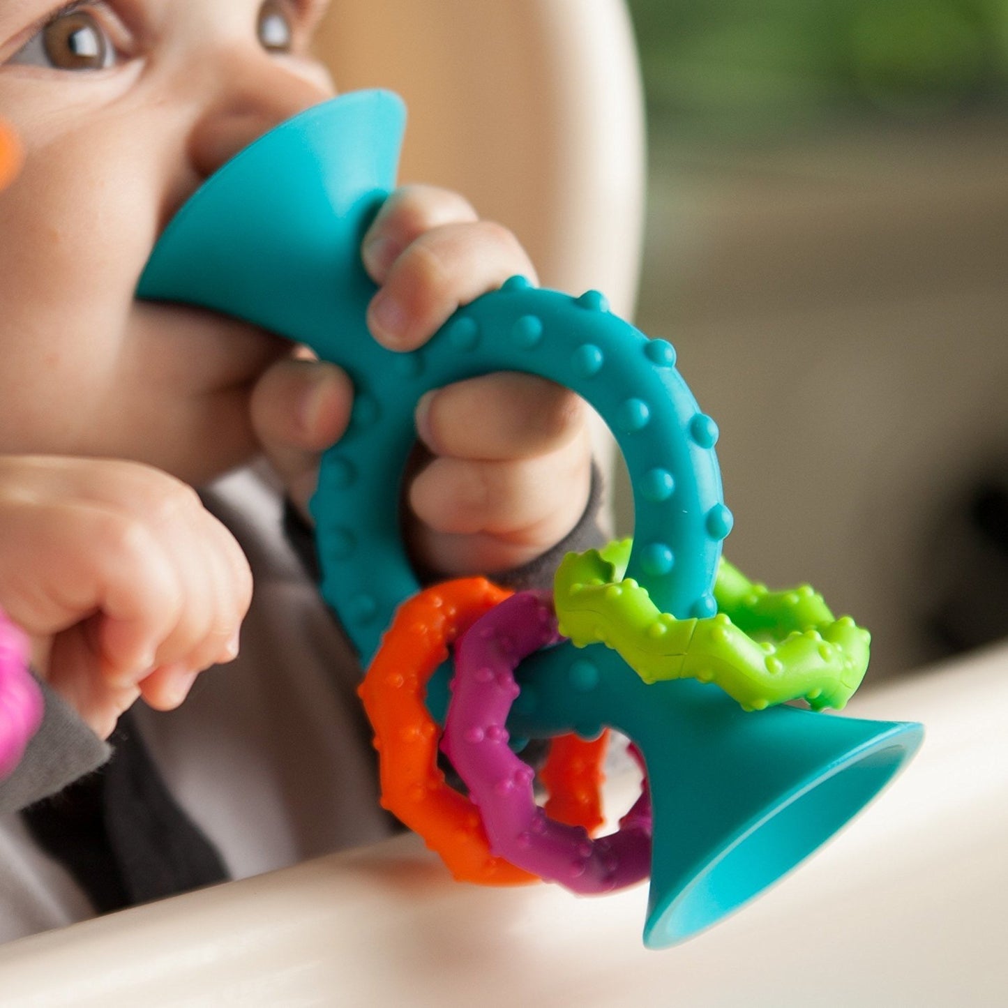 PipSquigz Loops, Mordedor y Sonajero sensorial Celeste - Fat Brain Toys